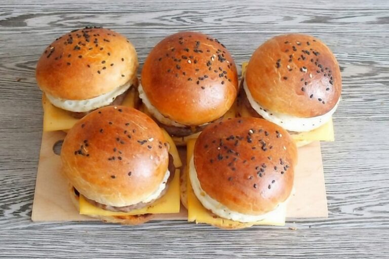 Soczyste burgery domowe – przepis na idealne mięso i chrupiące bułki