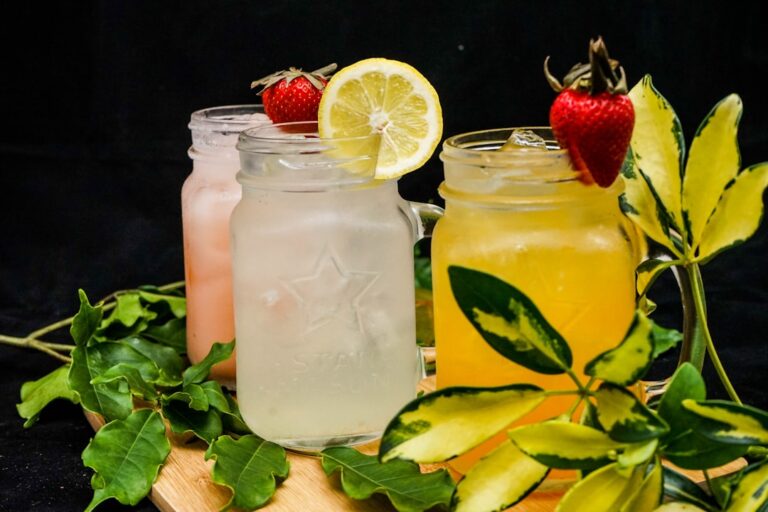 Planujesz imprezę? Zobacz, jak zrobić proste i domowe drinki z wódki!