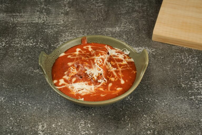 Grzanki z szynką parmeńską i pomidorami – szybka i elegancka przystawka