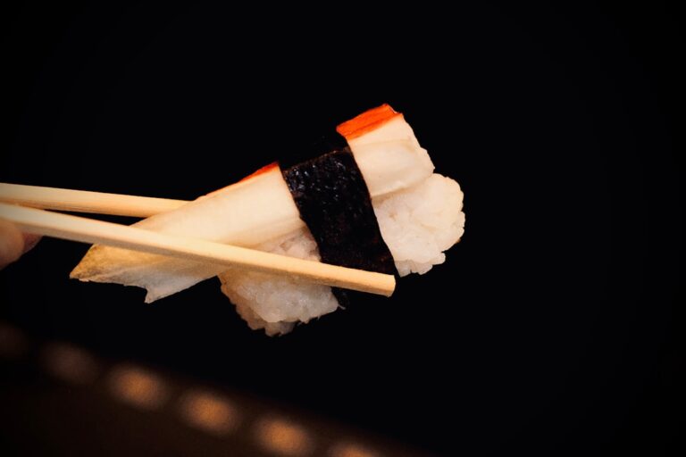 Jak przygotować surowe krewetki do sushi, by były bezpieczne i smaczne?