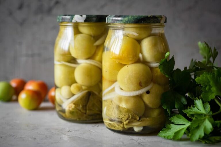 Marynowane zielone pomidory – przepis na zimowy przetwór, który Cię zaskoczy