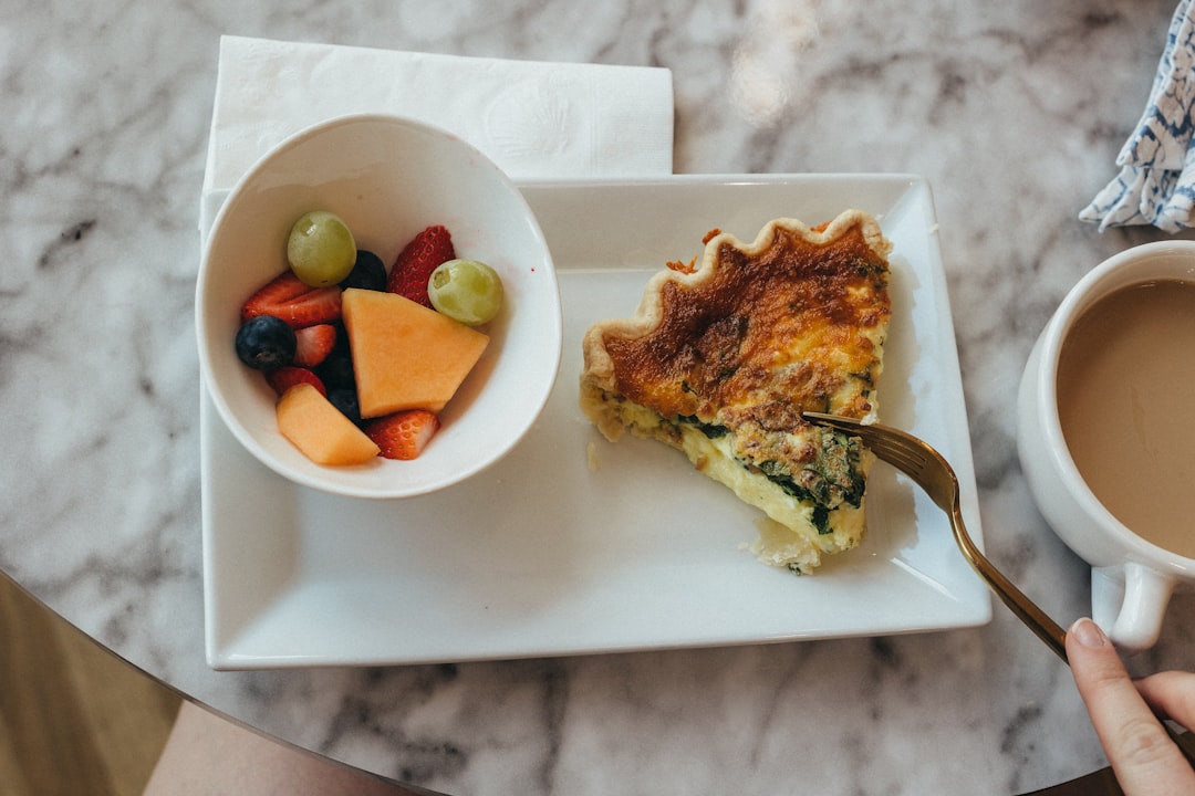 Puszysty omlet z warzywami. Idealny sposób na zdrowe i szybkie śniadanie