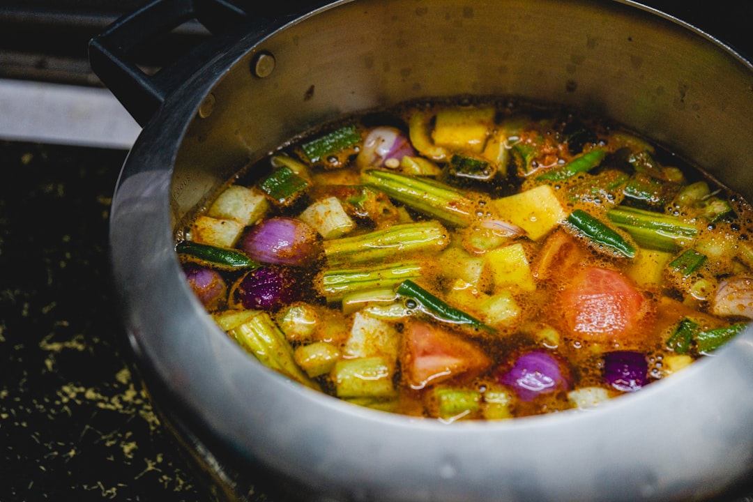 Rozgrzewający ramen warzywny – jak przygotować go w domu?