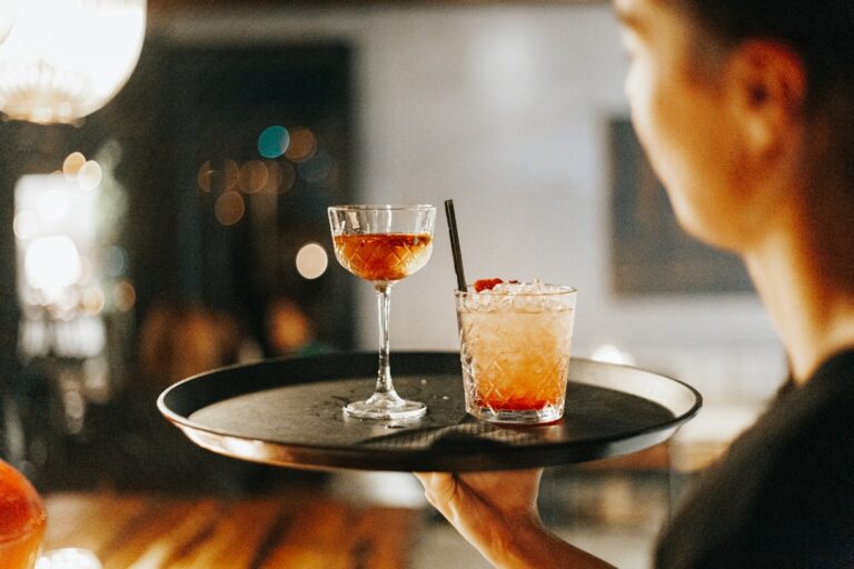 Poznaj znane drinki na bazie ginu, które zrobisz w domu bez sprzętu barmańskiego
